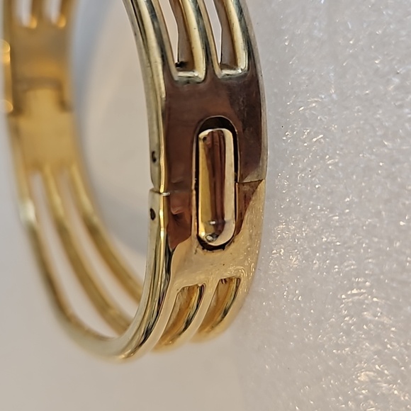 ELEPHANT Bangle Goldtone Hindged 2 1/2"Dia. Bracelet - Picture 3 of 8